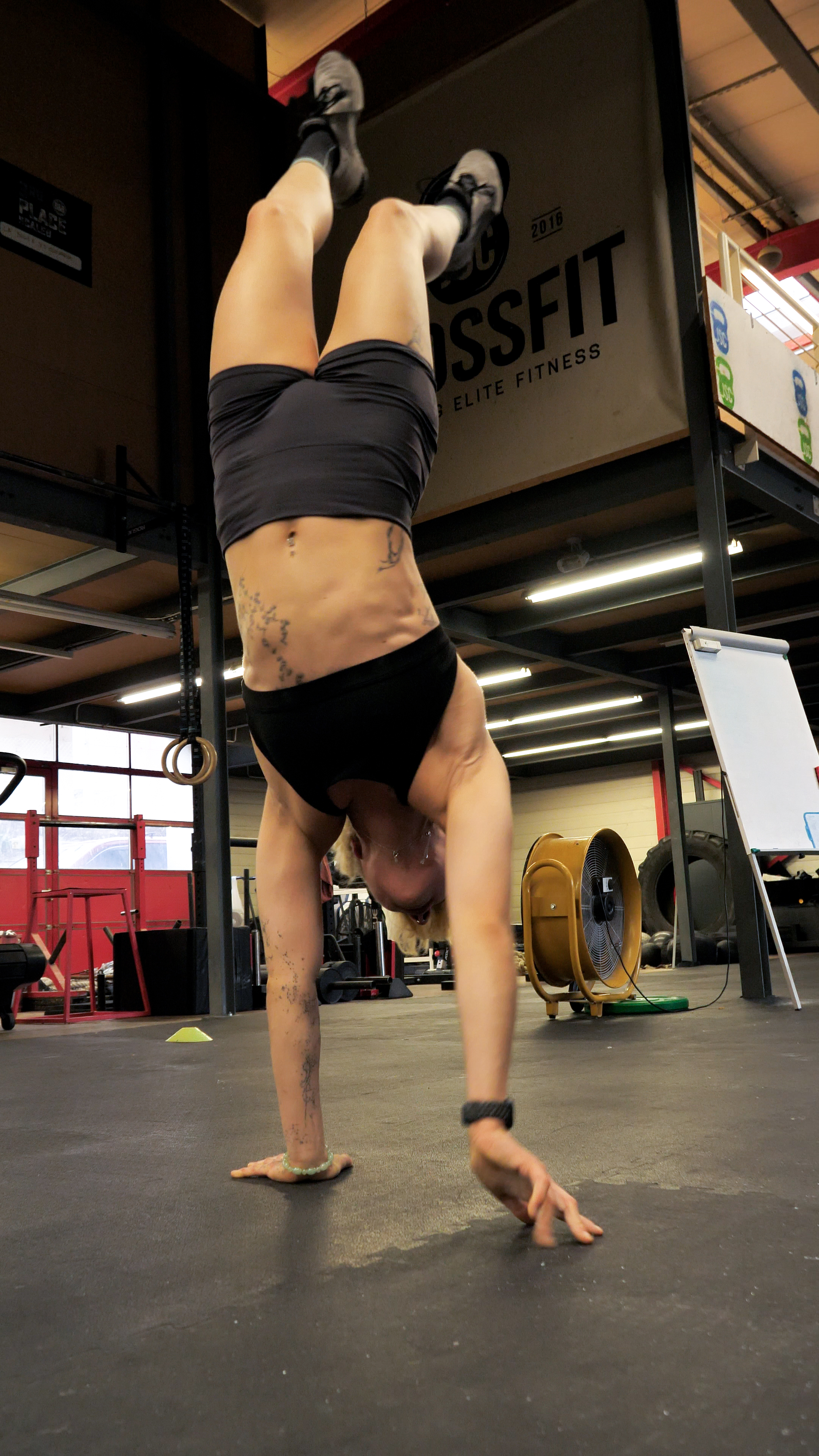 Stella Jermann en handstand à la salle CrossFit Elite Fitness